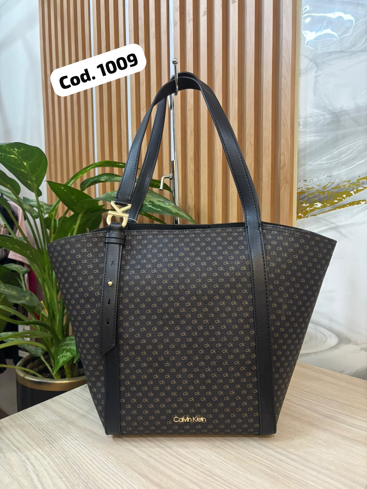 CARTERA COLOR CHOCOLATE APLIQUES NEGRO CON DORADO