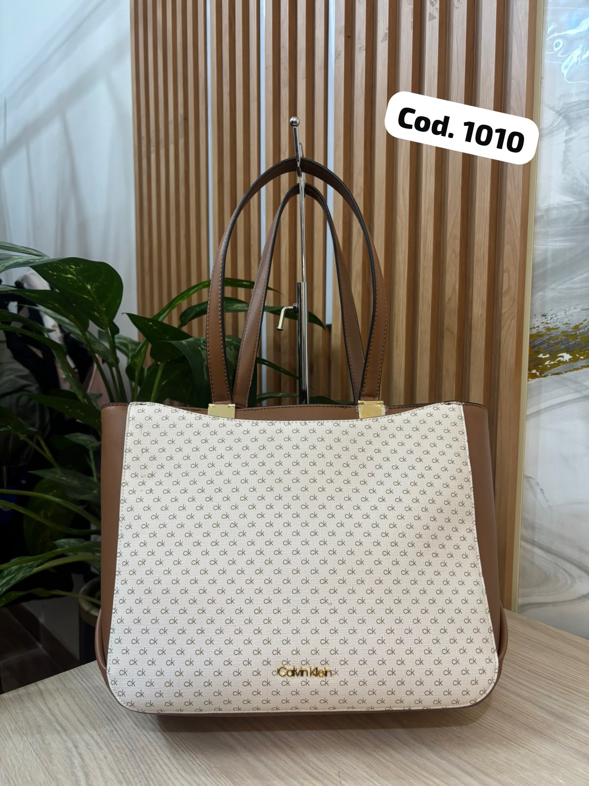 CARTERA BEIGE APLIQUE MARRON CLARO Y DORADO CON HOLOGRAMA
