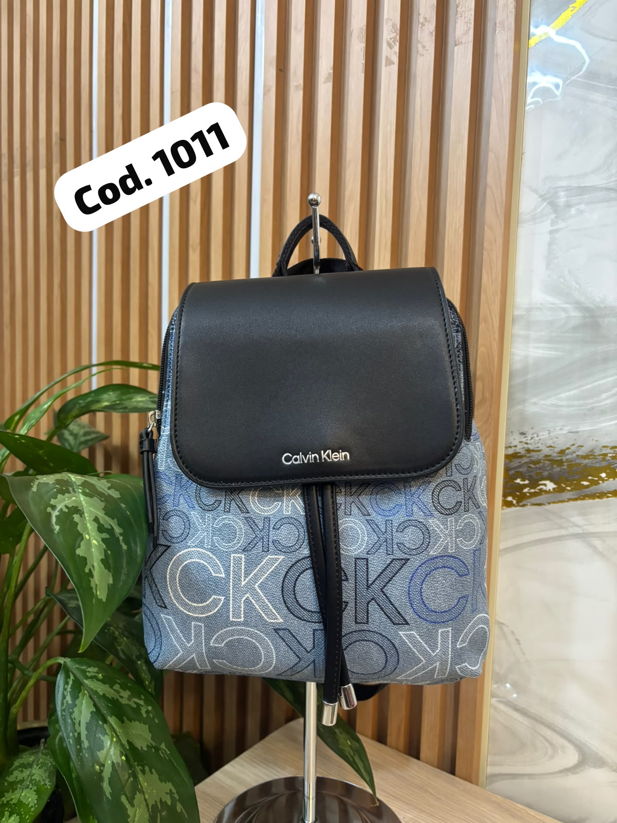 MOCHILA CELESTE CON APLIQUES NEGRO Y PLATEADO