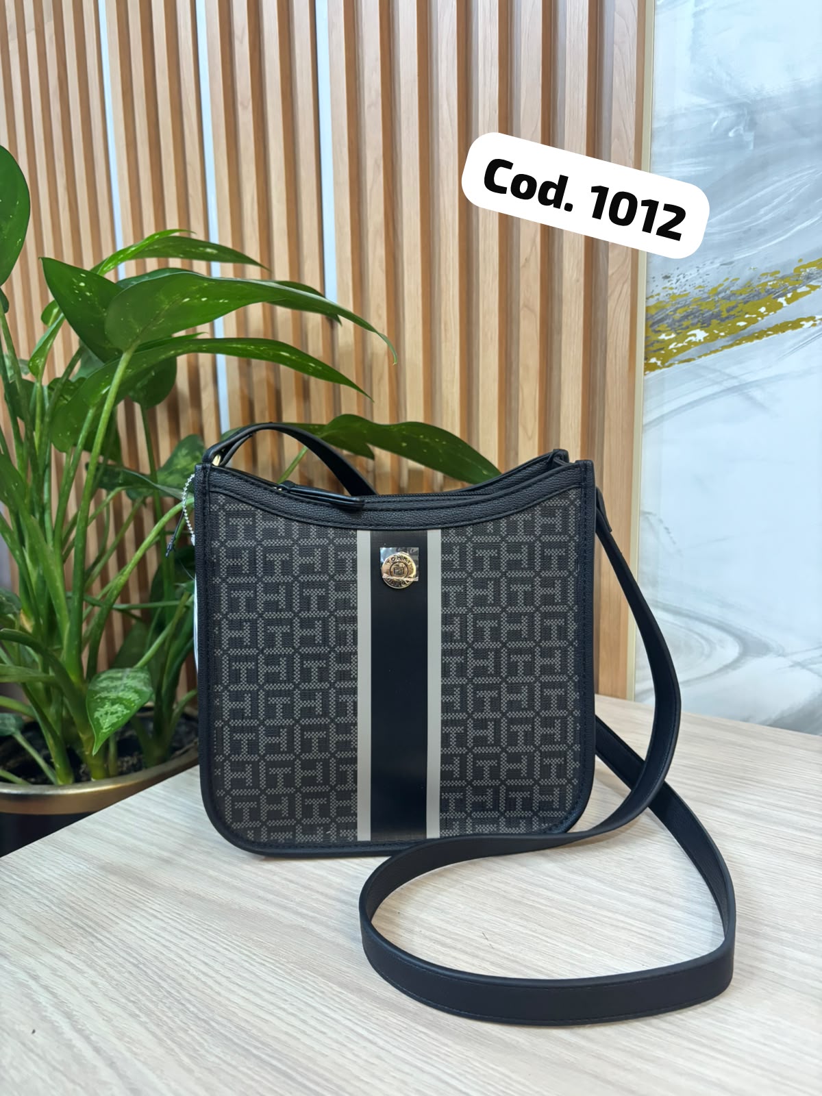 BOLSO NEGRO CON HOLOGRAMA Y APLIQUES DORADOS