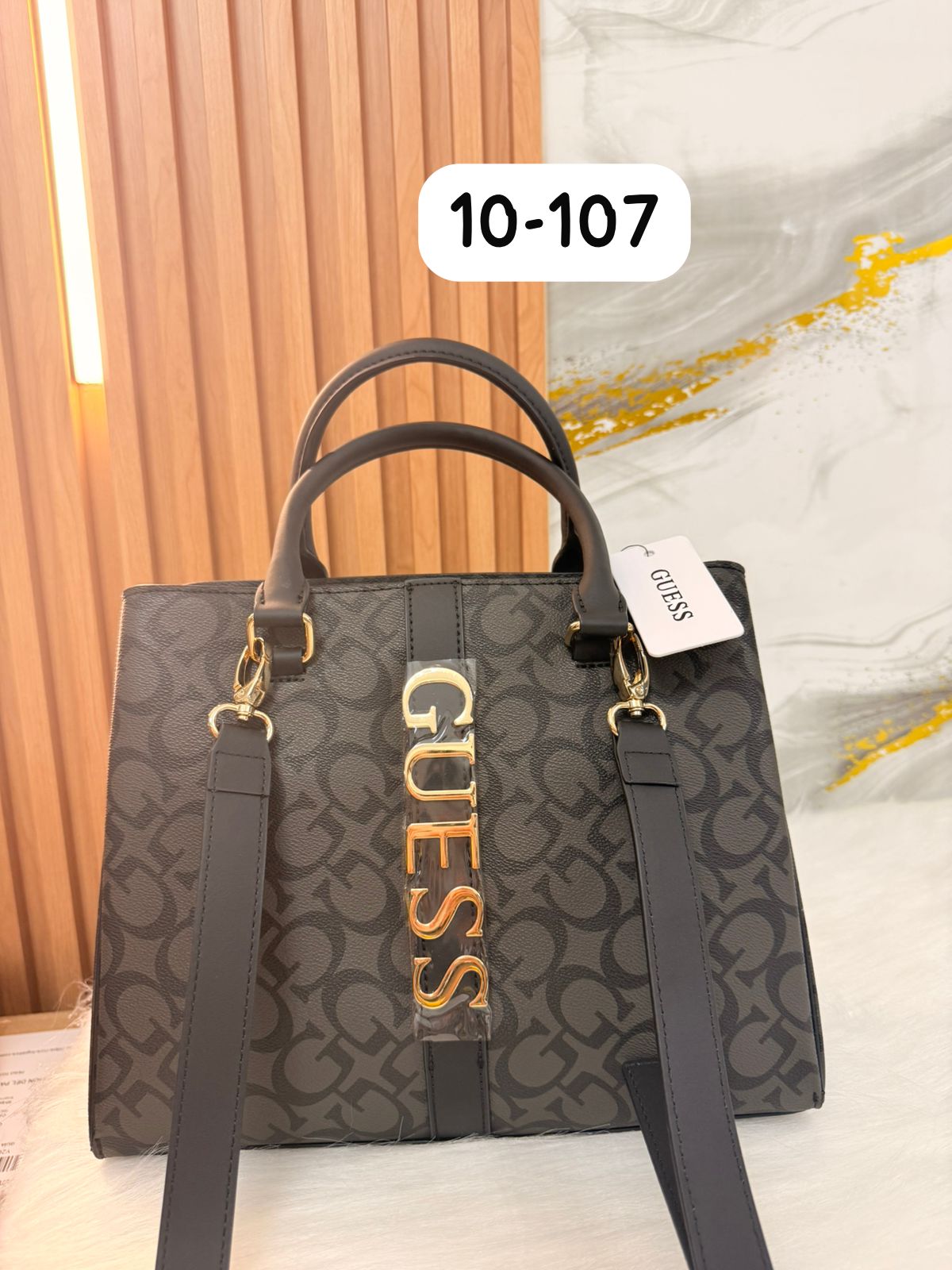 Cartera negra con dorado Guess