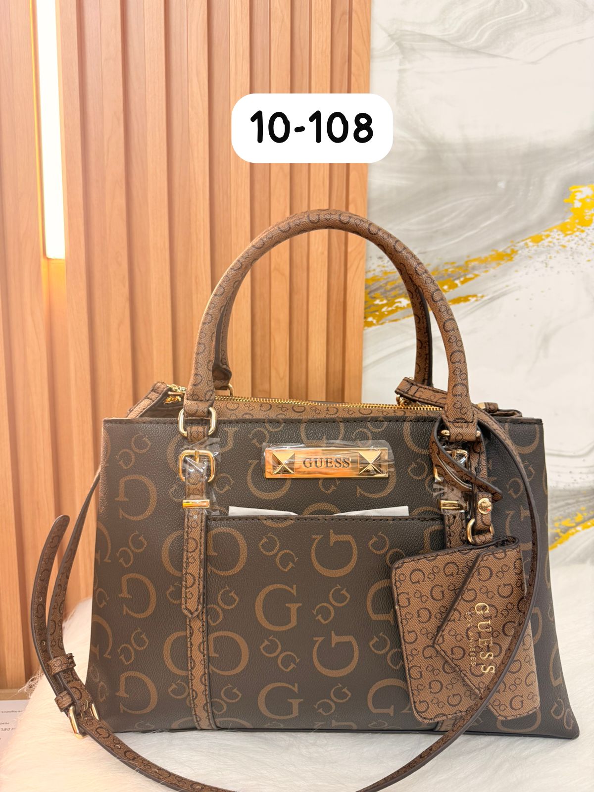 Cartera Marron con dorado Guess