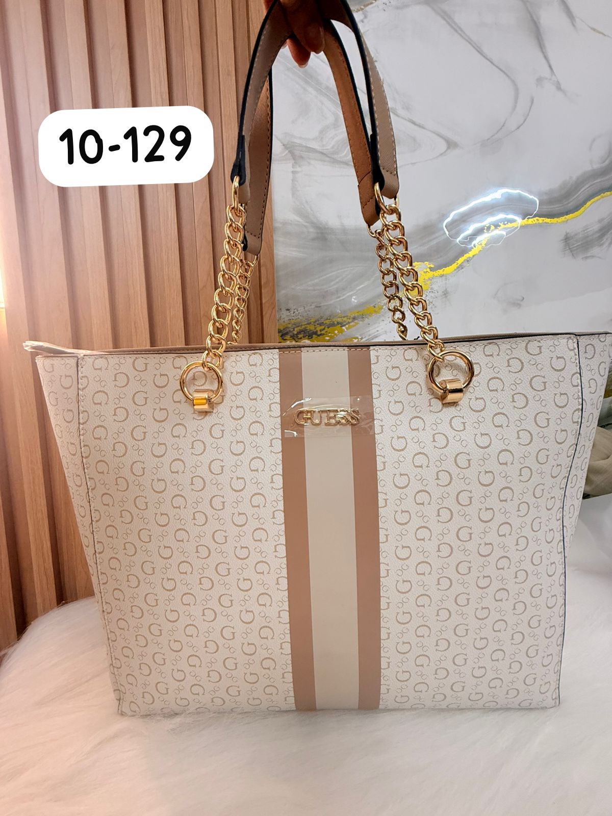 Cartera grande crema con natural Guess