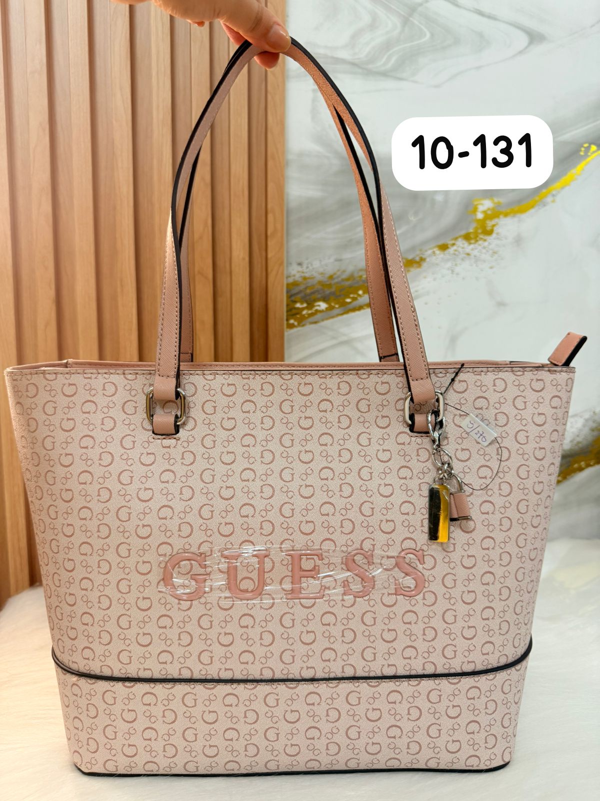 Cartera rosada con holograma Guess