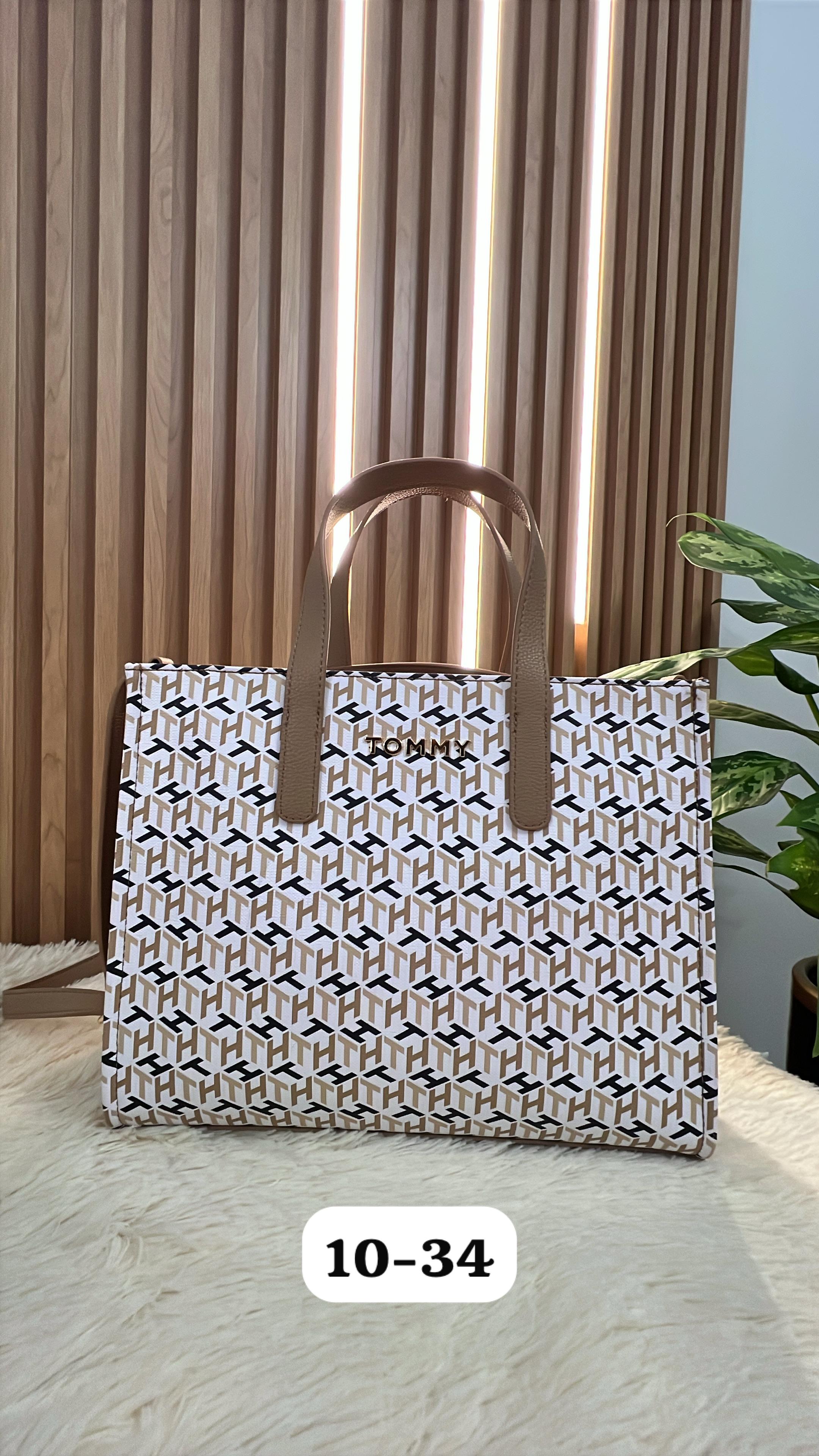 Bolso mediano beige y letras azules TH