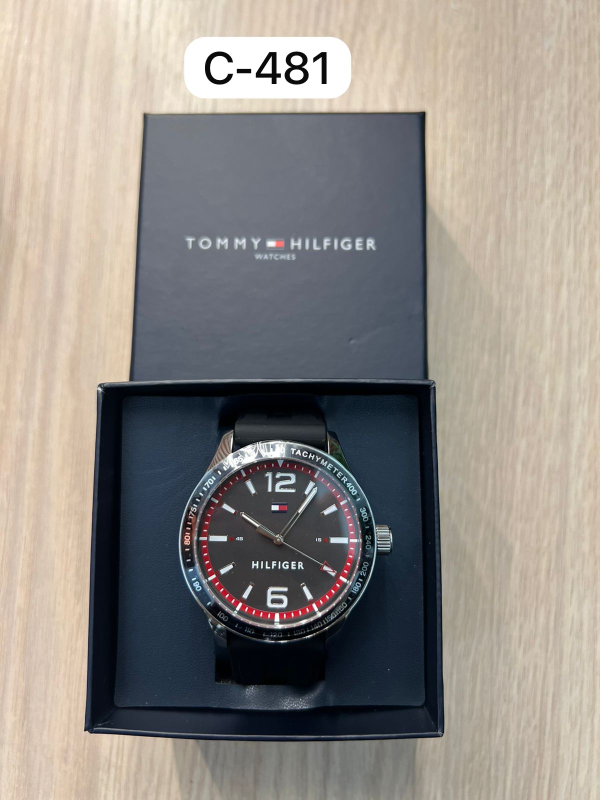 Reloj negro esfera negra