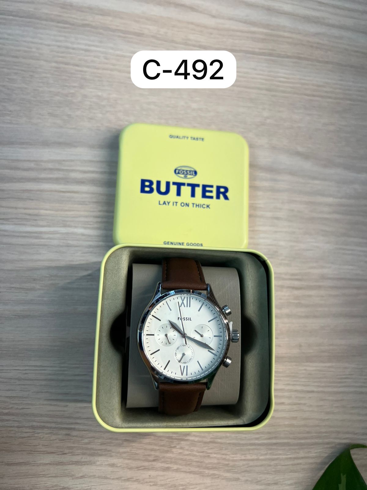 Reloj marrón esfera plateada fondo blanco