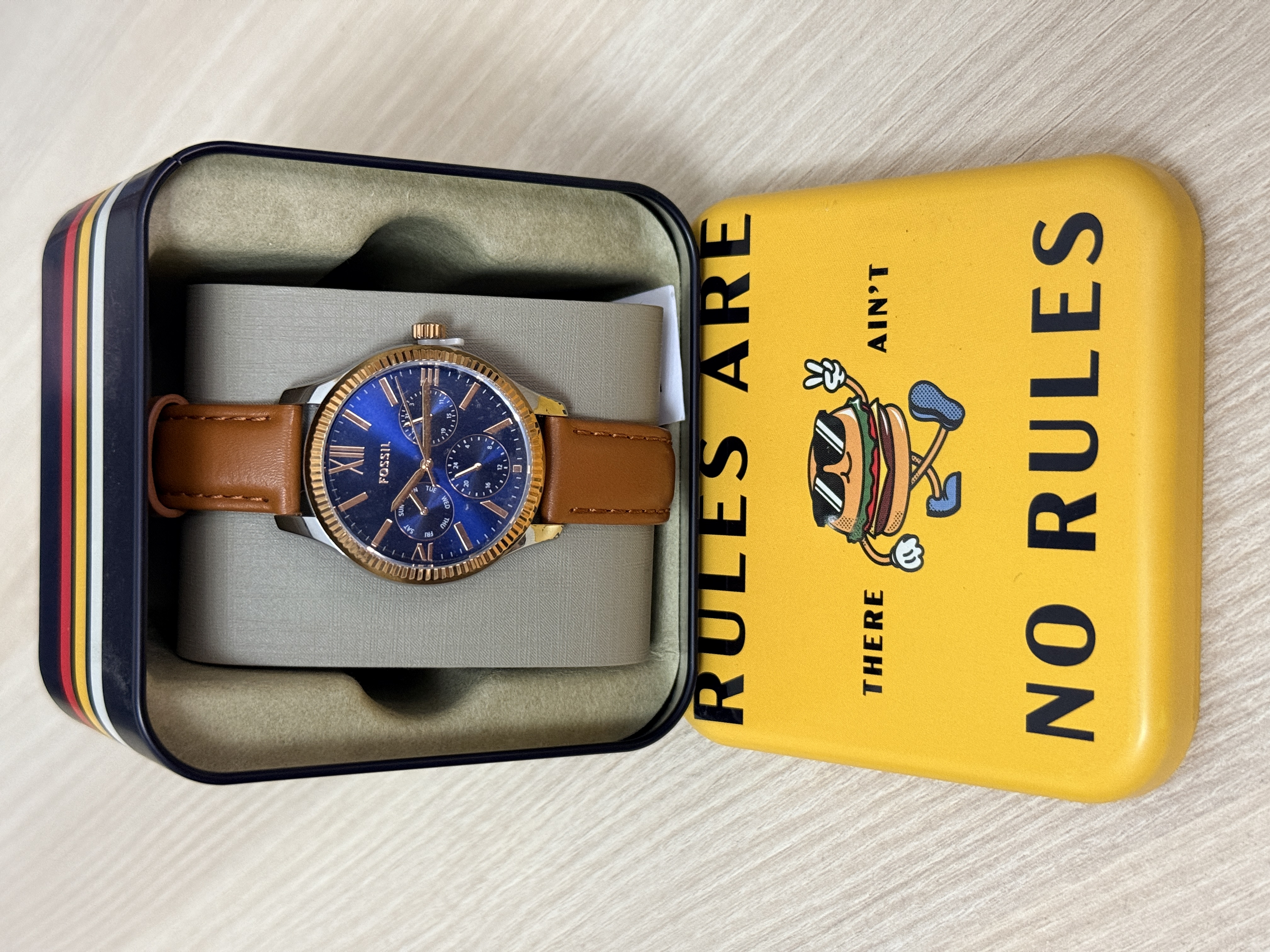 Reloj correa marrón esfera marrón fondo azul
