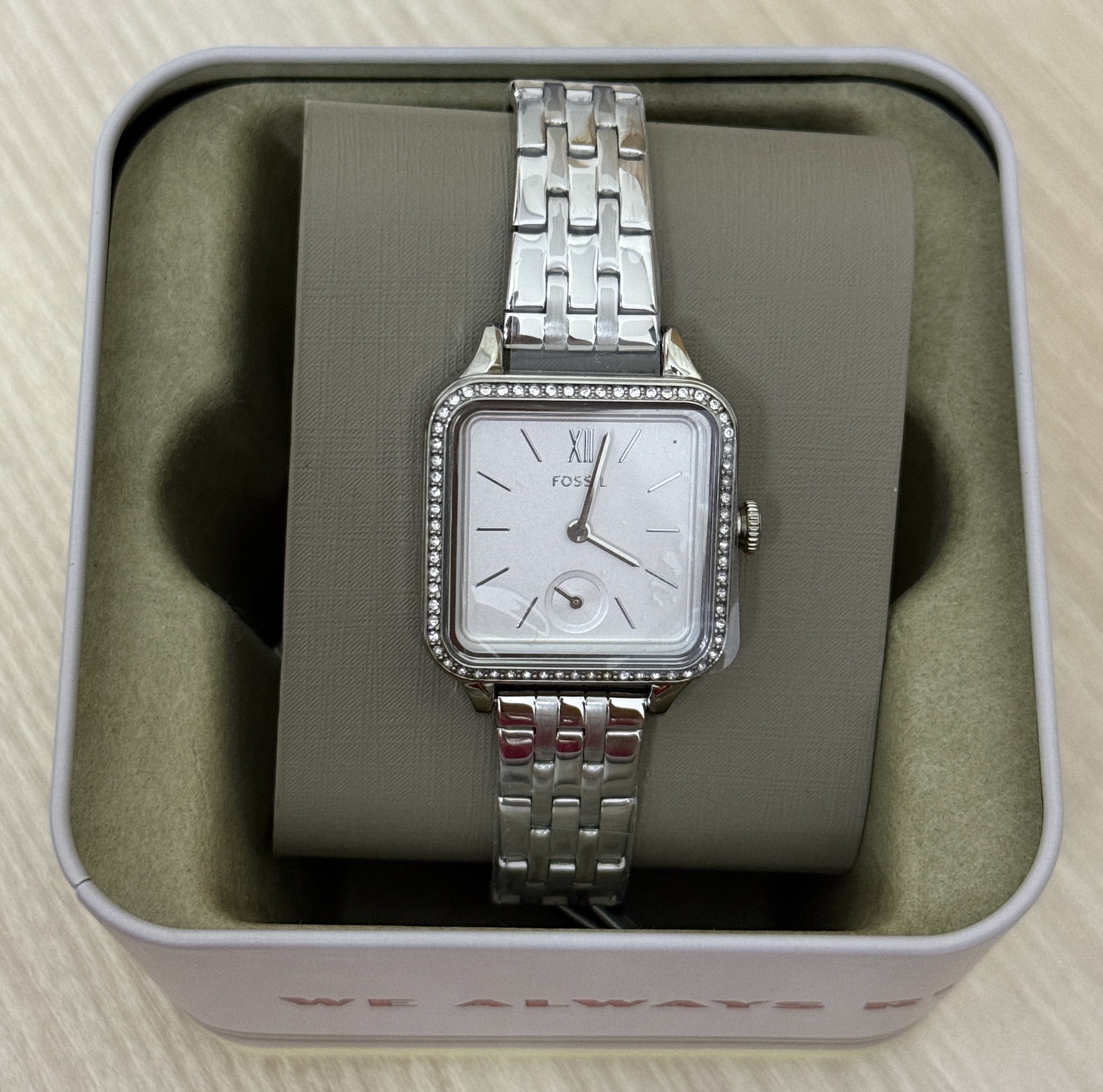 Reloj Plateado con piedritas 