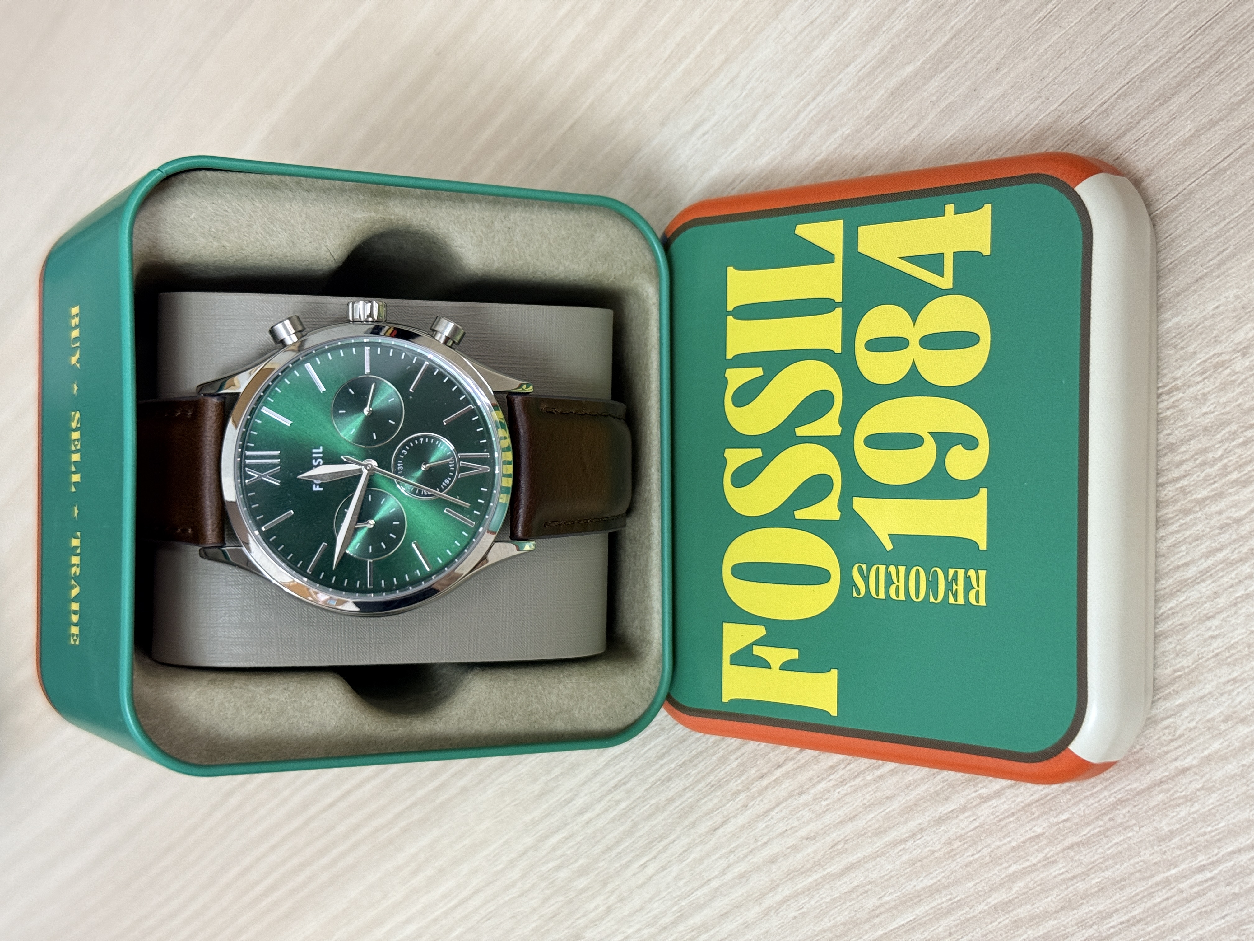 Reloj  Marron Con esfera plateada fondo verde