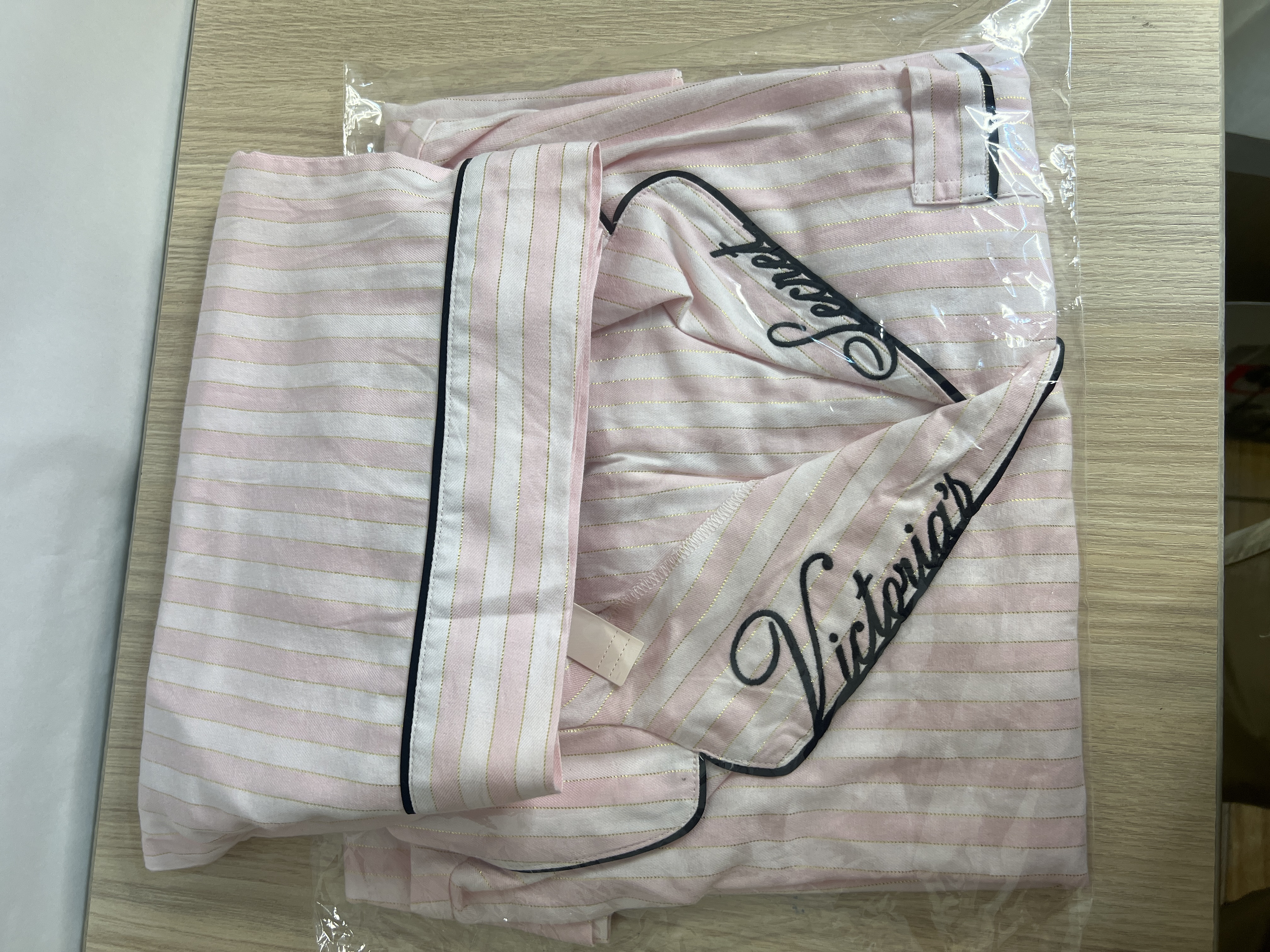 Pijama VS rosado con rayas doradas 