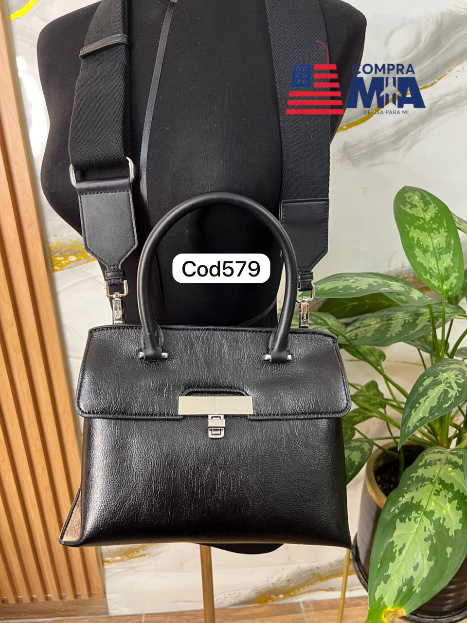 CARTERA NEGRA TRIANGULAR CON DETALLES PLATEADOS