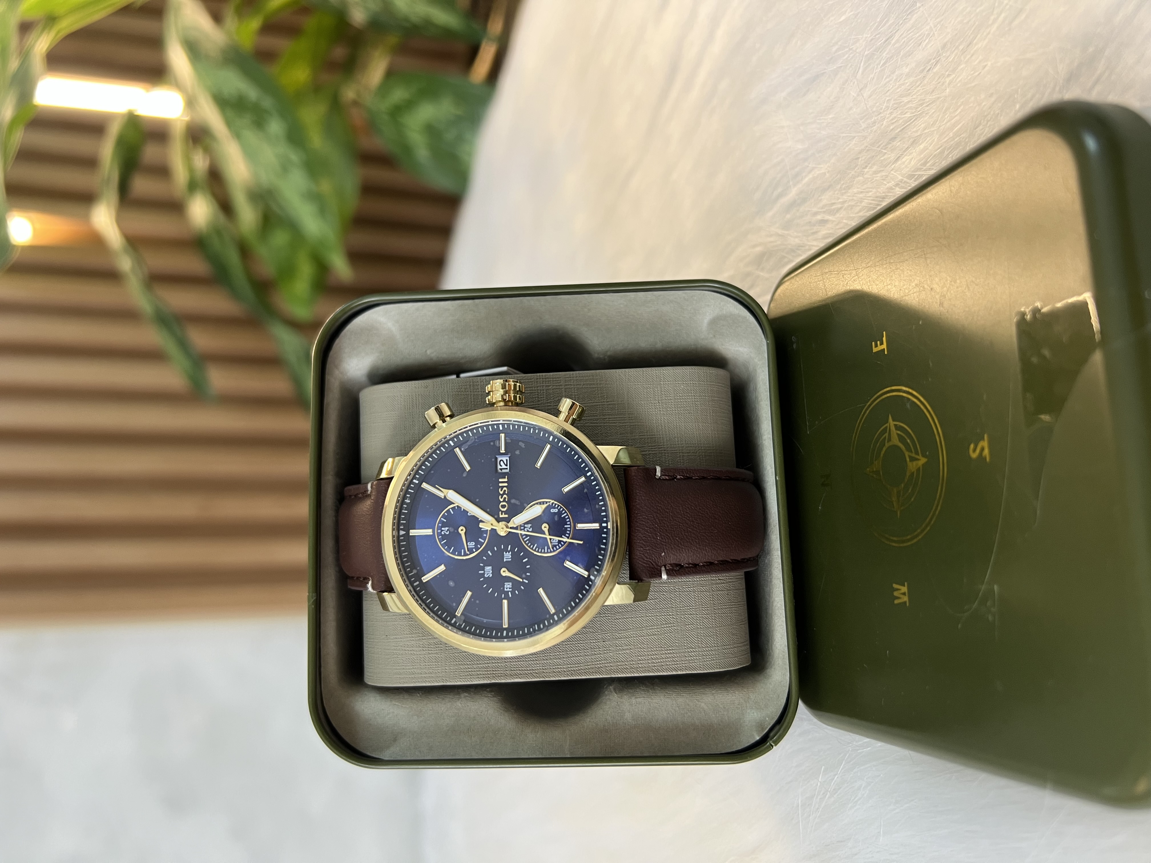 Reloj hombre correa marron cabezal dorado fondo azul fossil