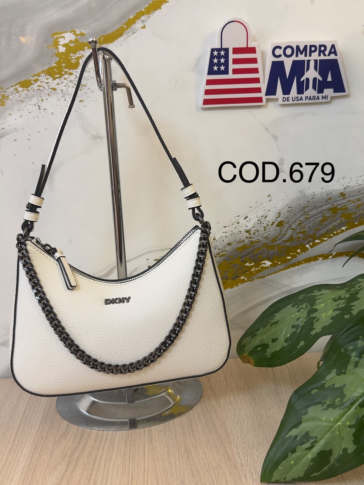 Crossbody DKNY Blanco con herrajes negros 