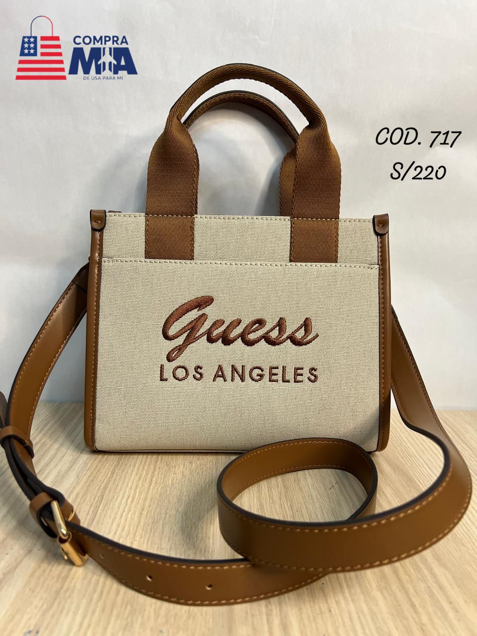 Bolsito mediano hueso con camel Guess 