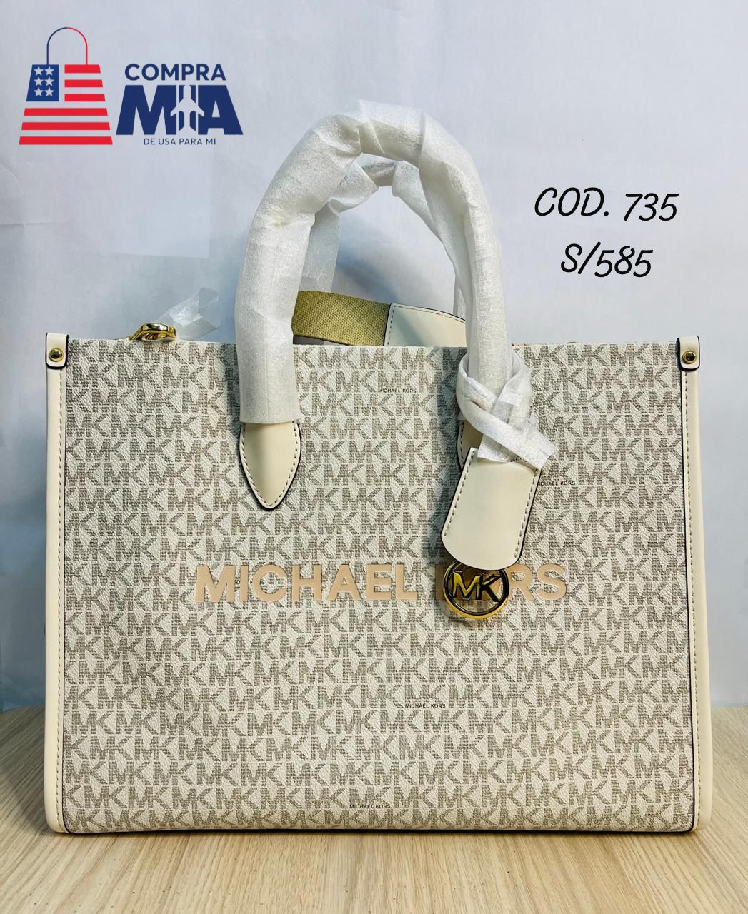 CARTERA BEIGE CON MONOGRAMA APLIQUES DORADOS