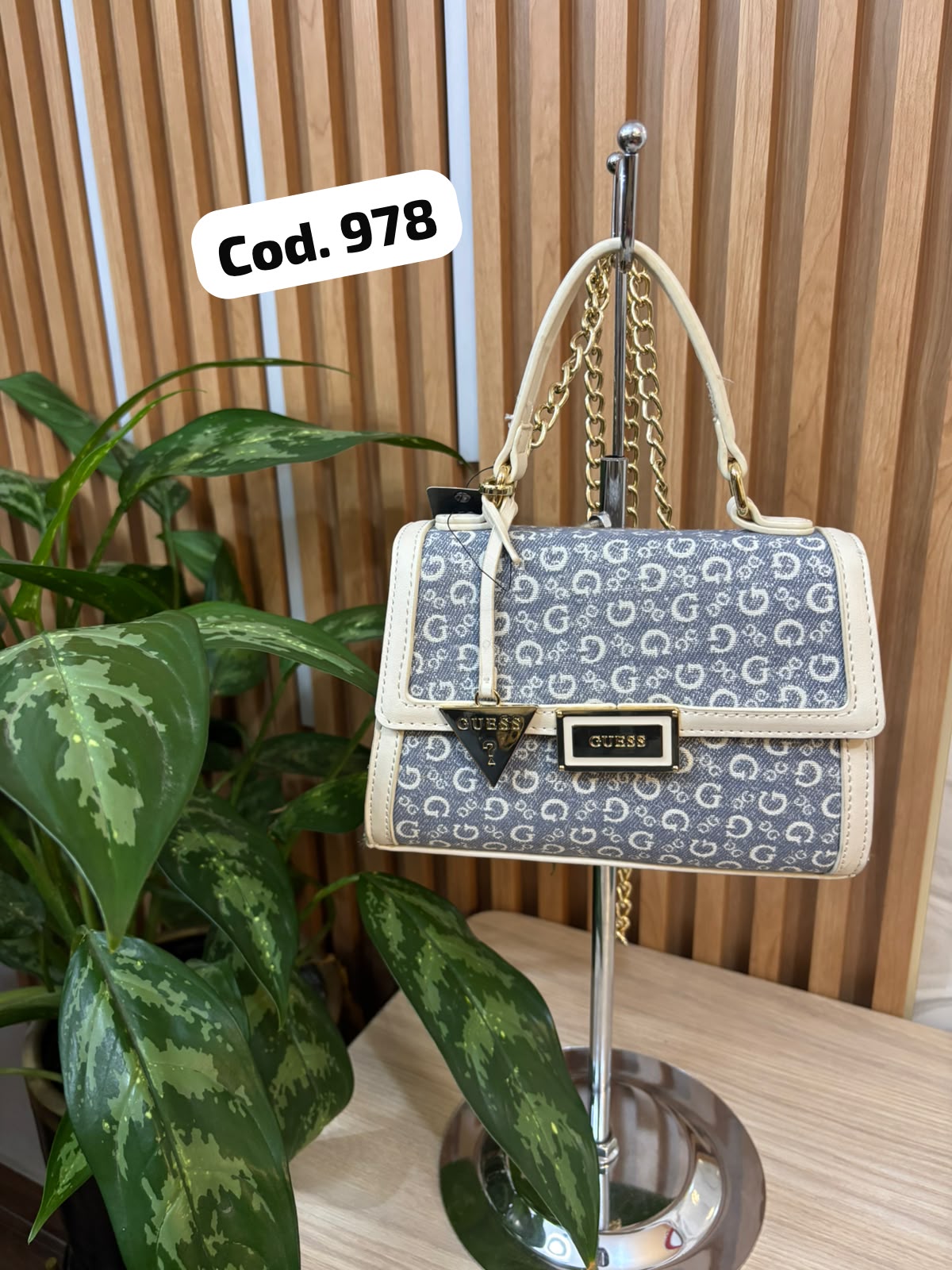 BOLSO CREMA CON CELESTE APLIQUES DORADOS